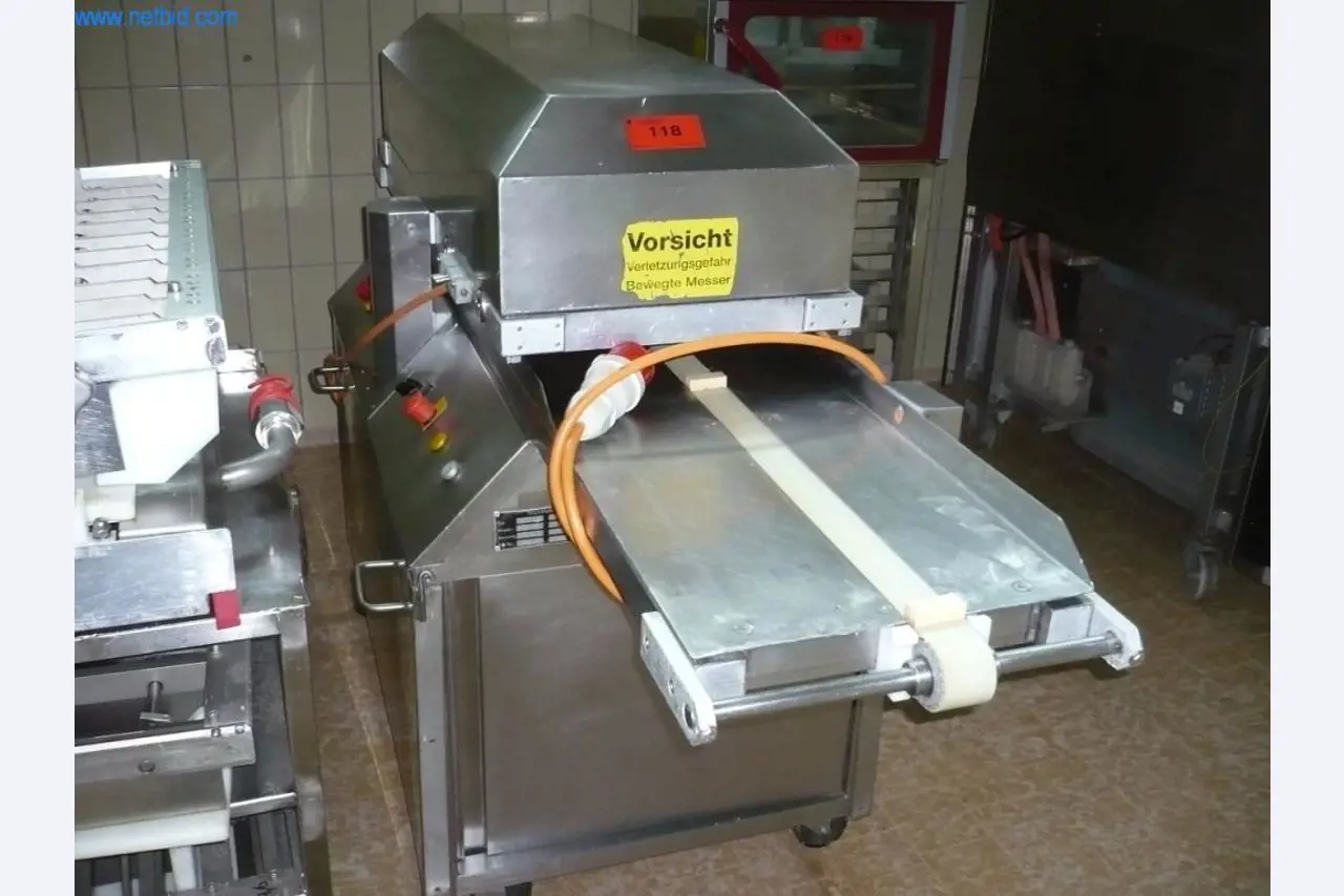 Máquinas de panadería en una gran panadería-1