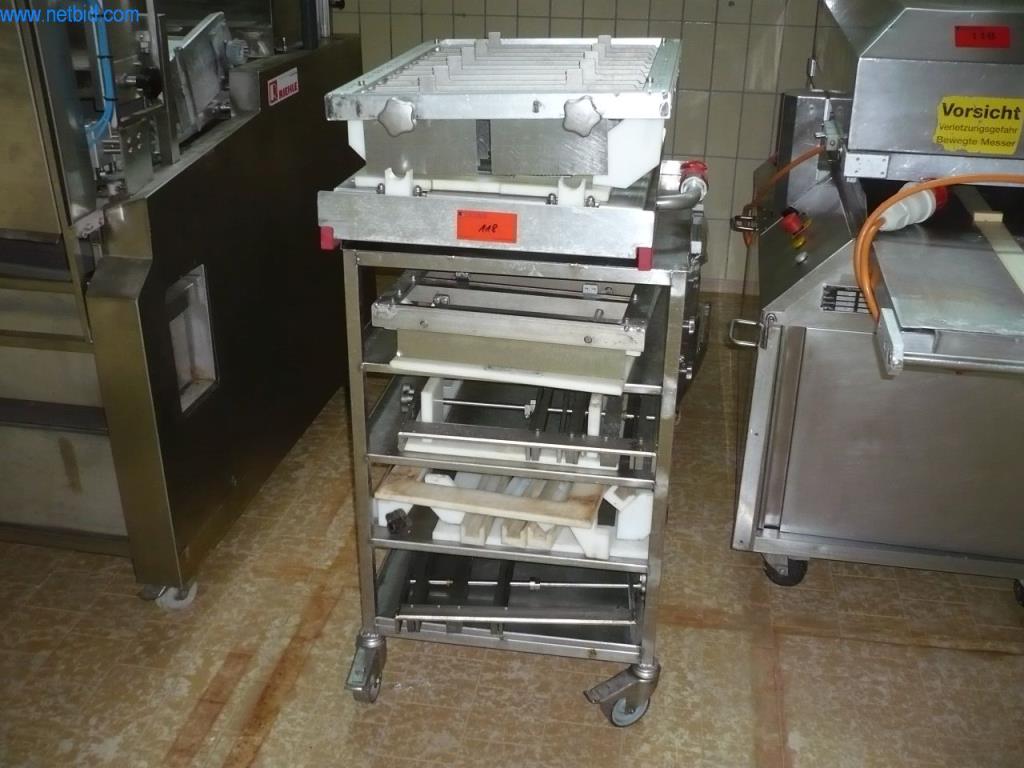 Pekařské stroje ve velké pekárně-2