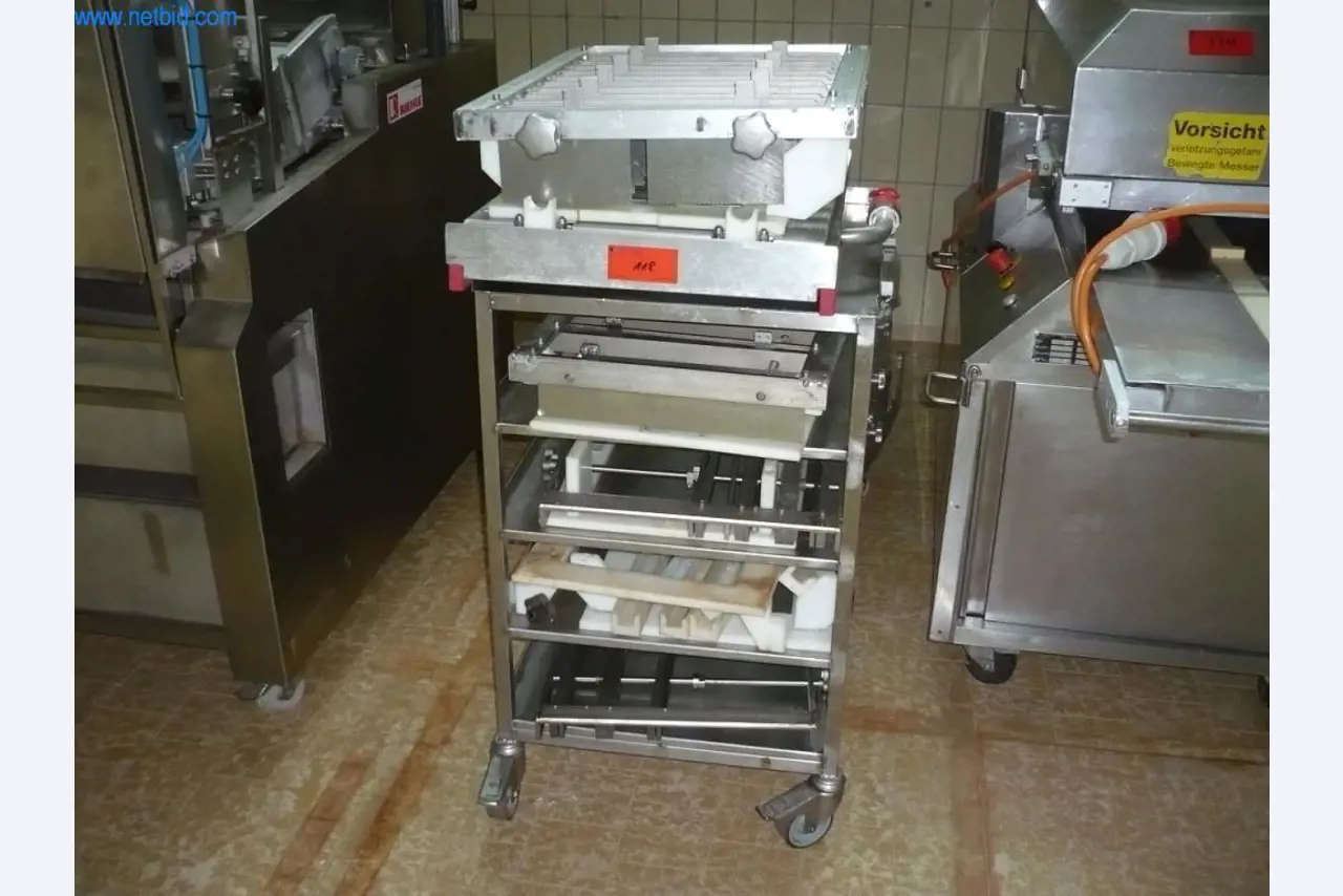 Máquinas de panadería en una gran panadería-2