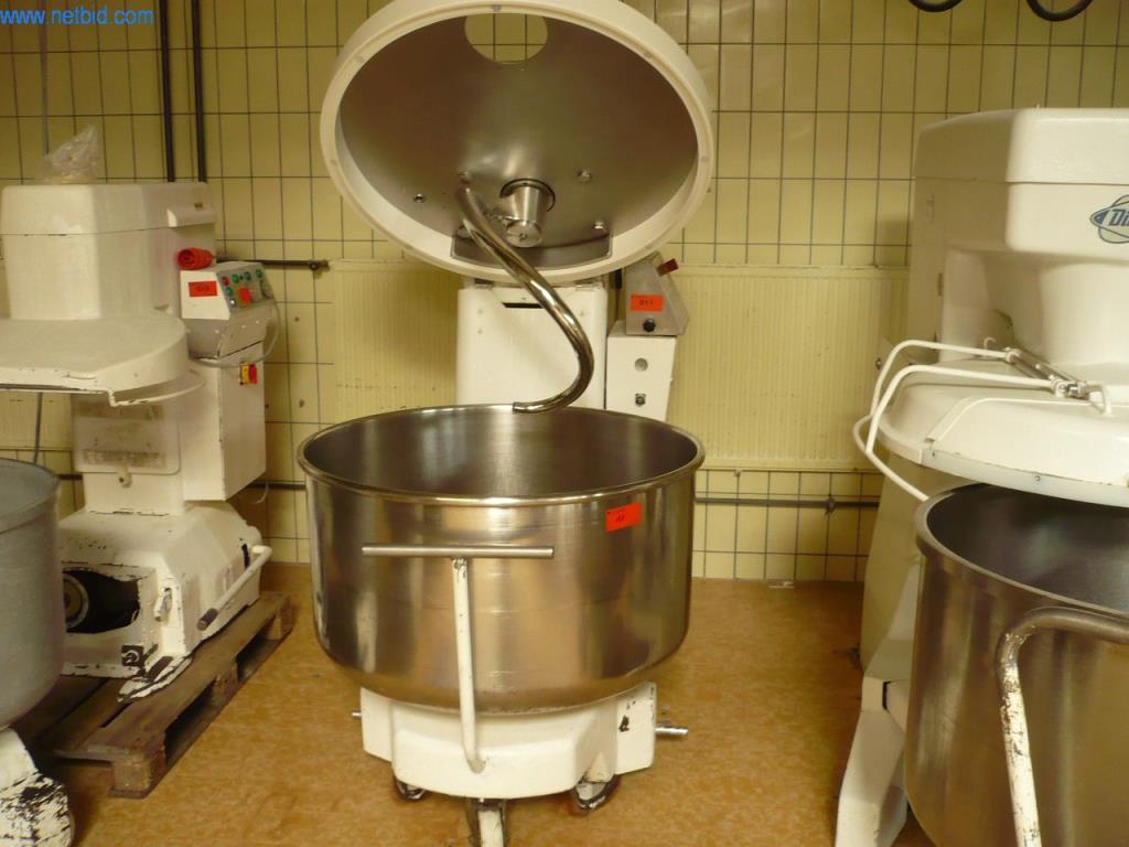 Maszyny piekarnicze w dużej piekarni-1