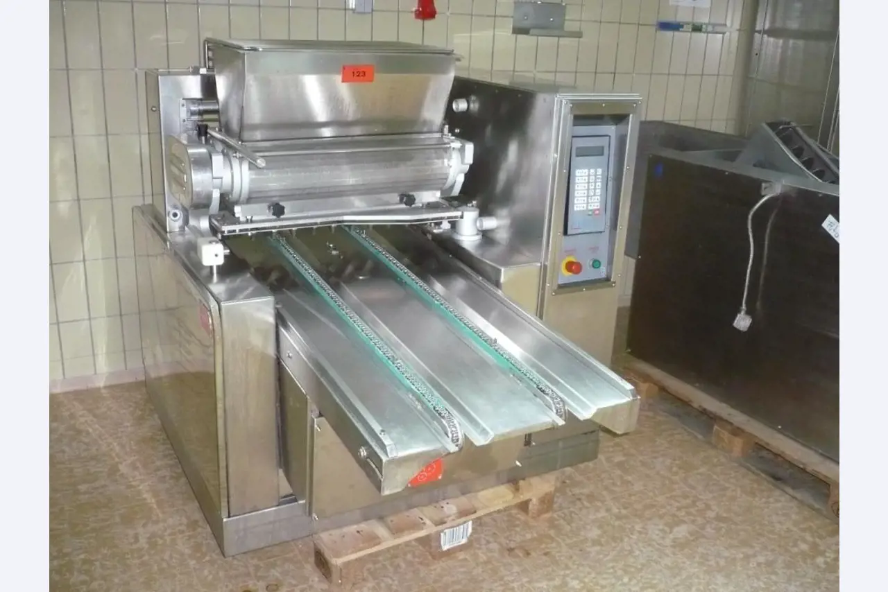 Máquinas de panadería en una gran panadería-1