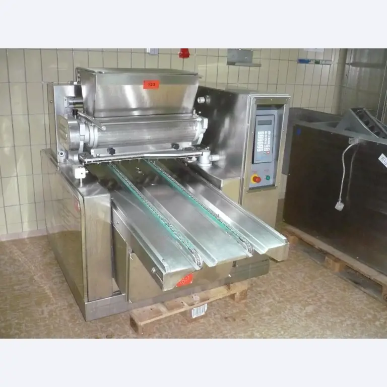 Máquinas de panadería en una gran panadería-1