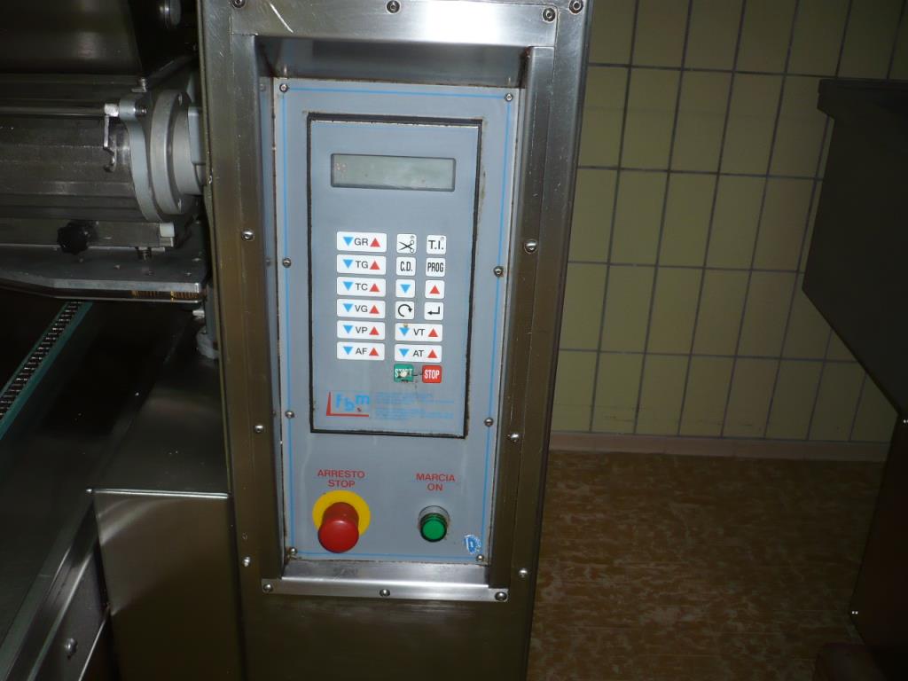 Pekařské stroje ve velké pekárně-2