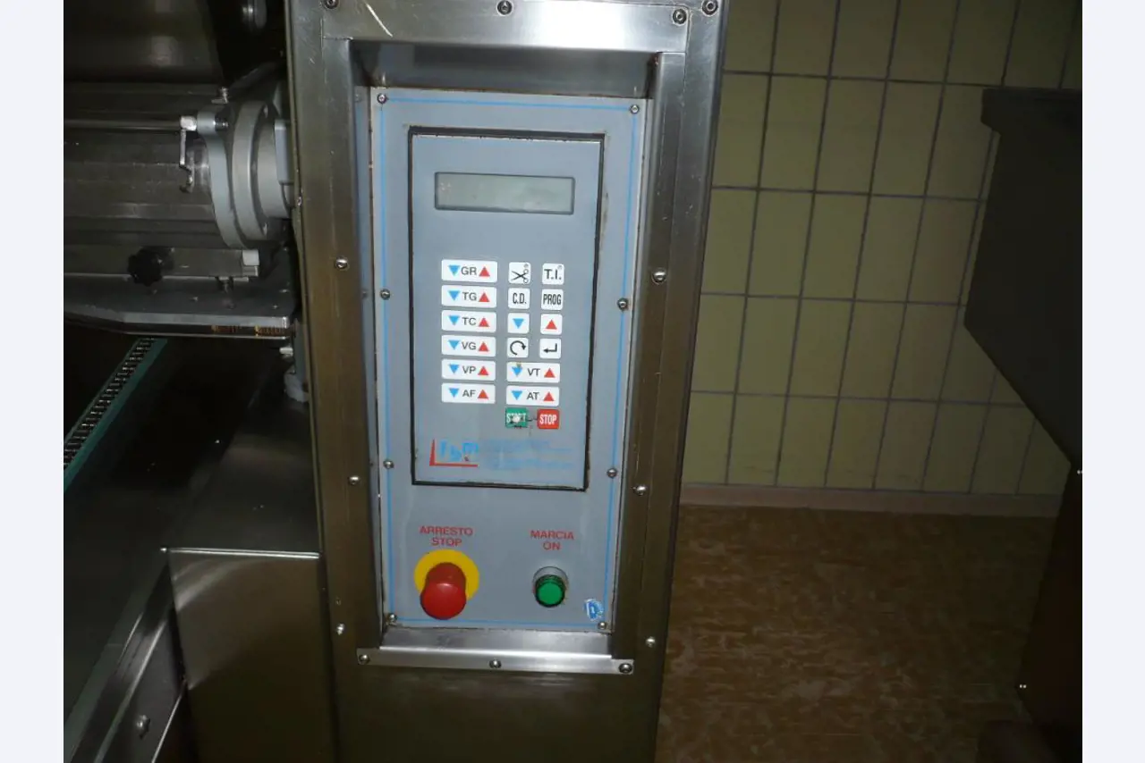 Máquinas de panadería en una gran panadería-2