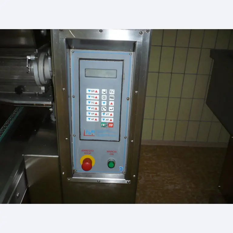 Máquinas de panadería en una gran panadería-2