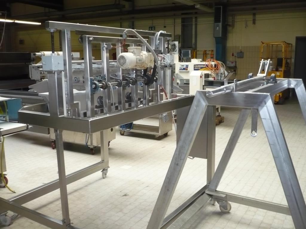 Pekařské stroje ve velké pekárně-3