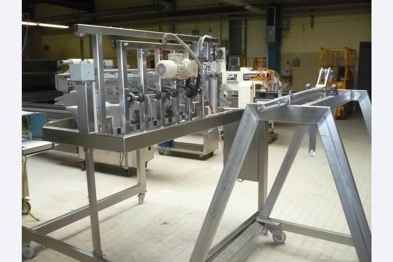 Máquinas de panadería en una gran panadería-3