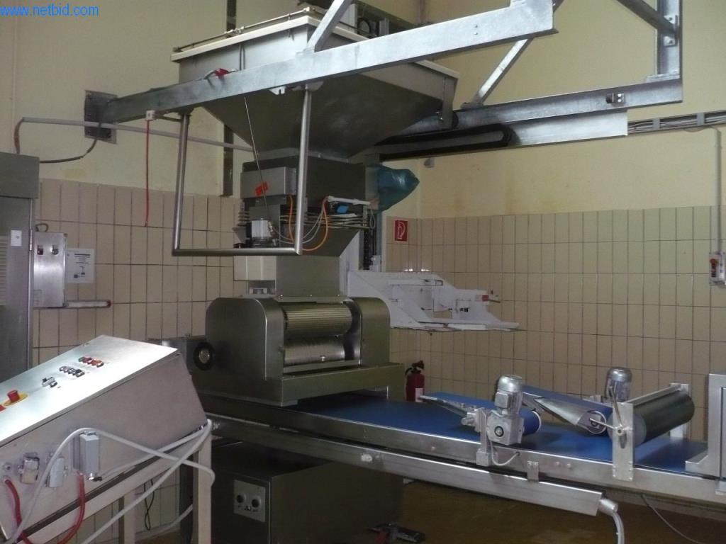 Pekařské stroje ve velké pekárně-1