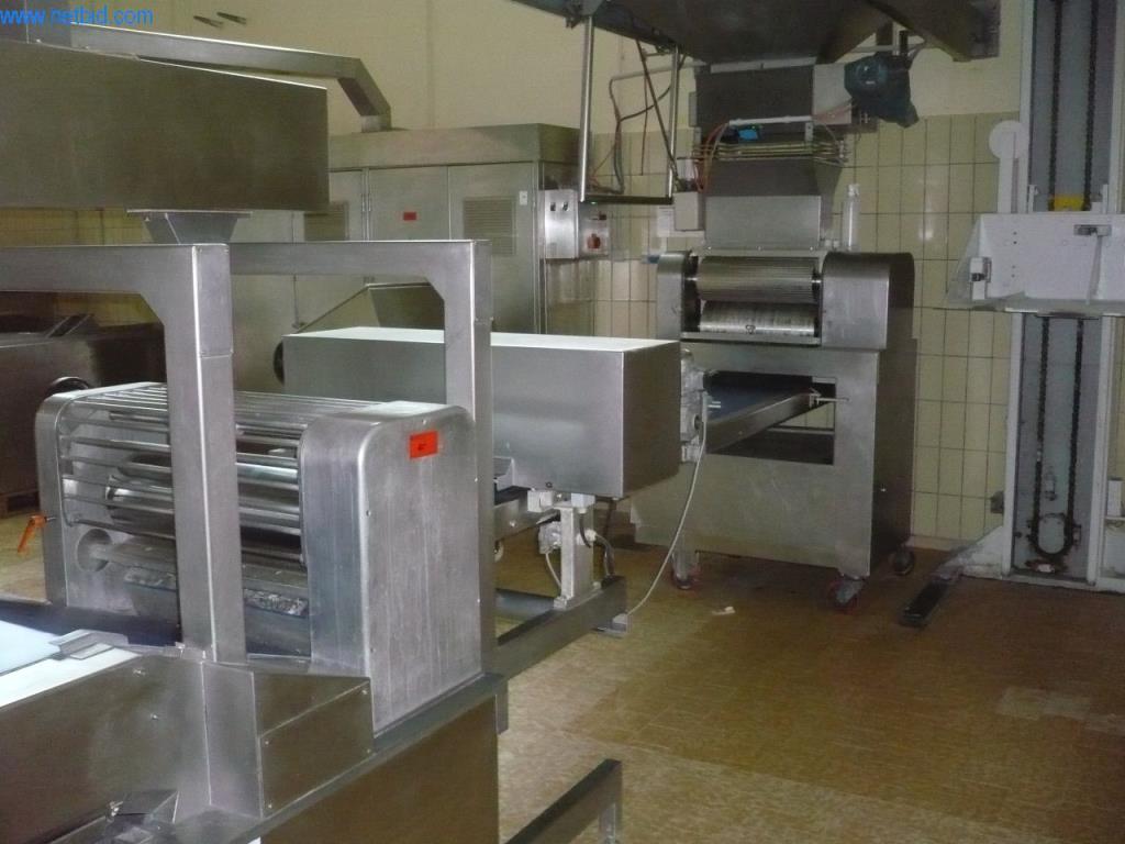 Pekařské stroje ve velké pekárně-3