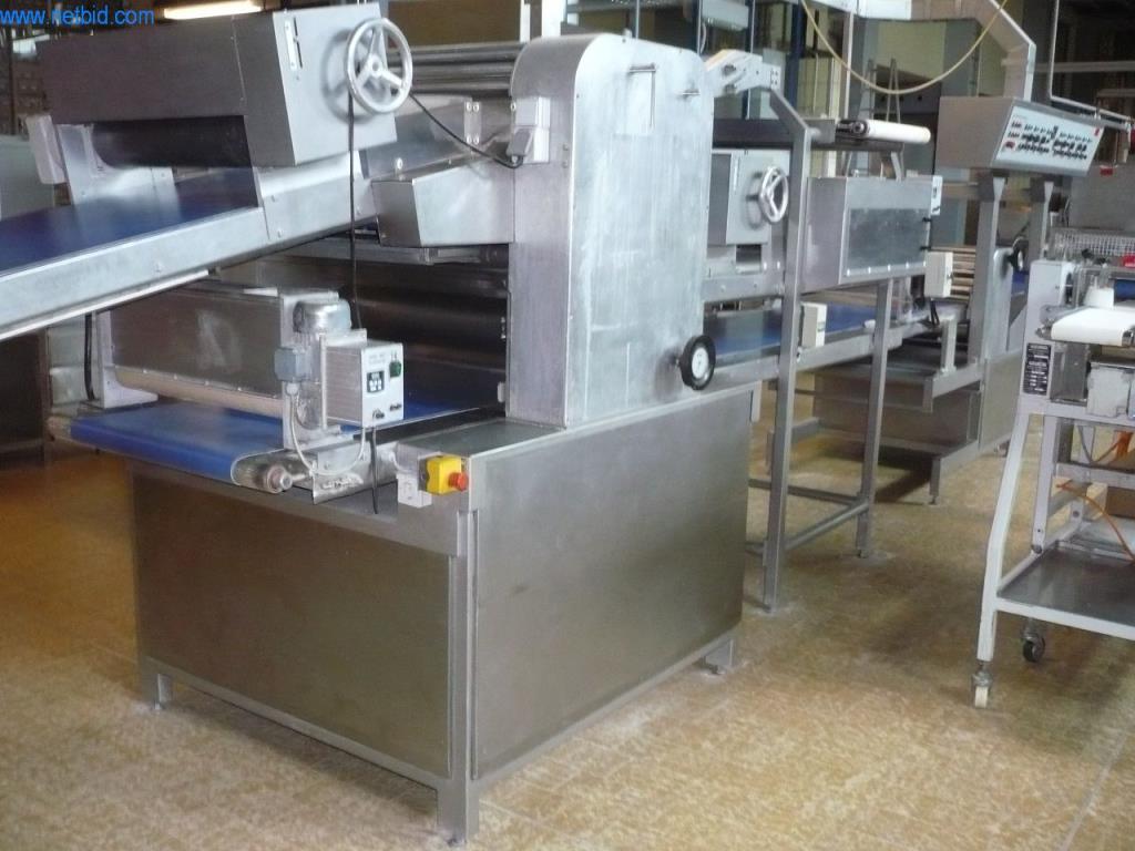 Pekařské stroje ve velké pekárně-4