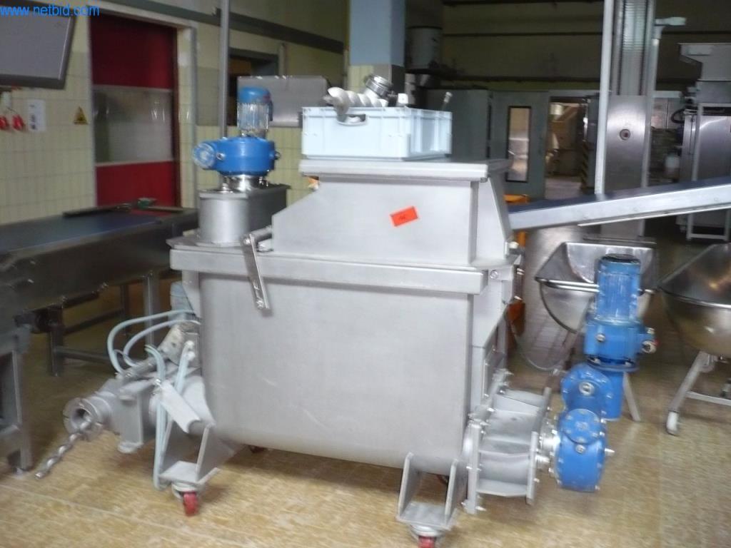 Pekařské stroje ve velké pekárně-6