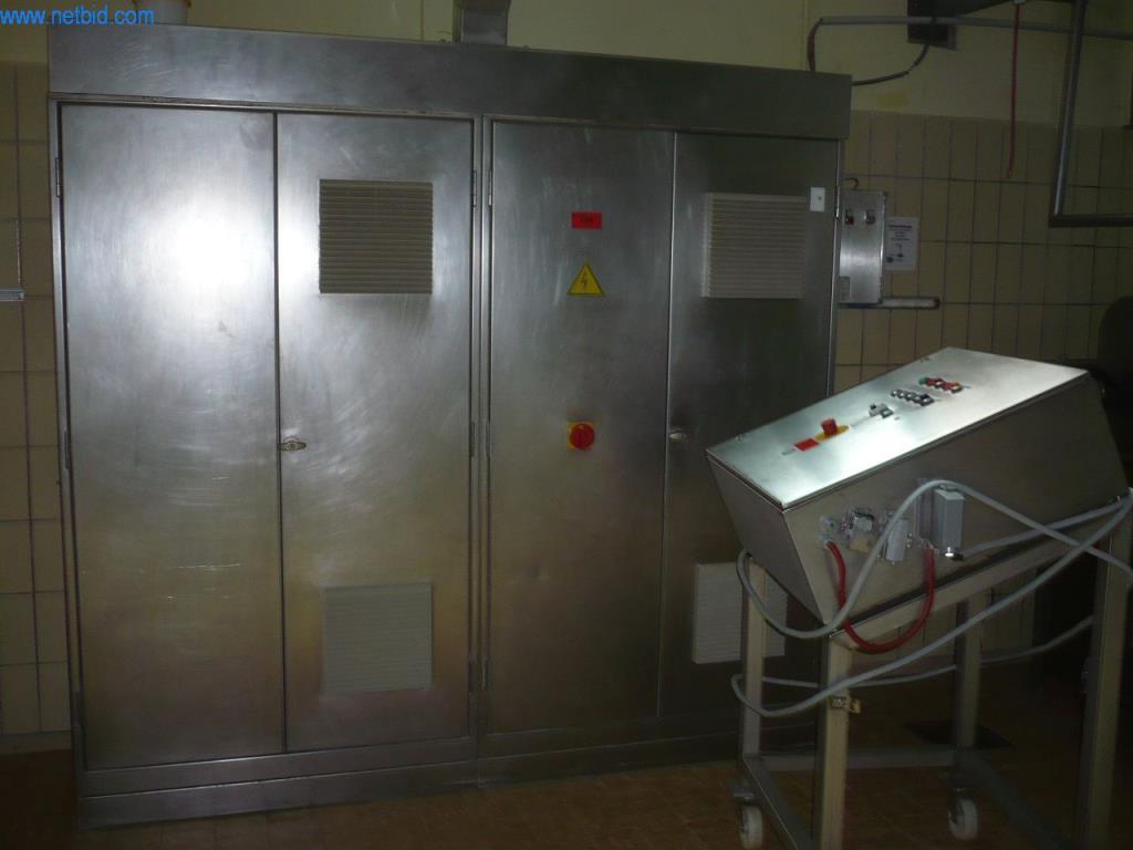 Pekařské stroje ve velké pekárně-7