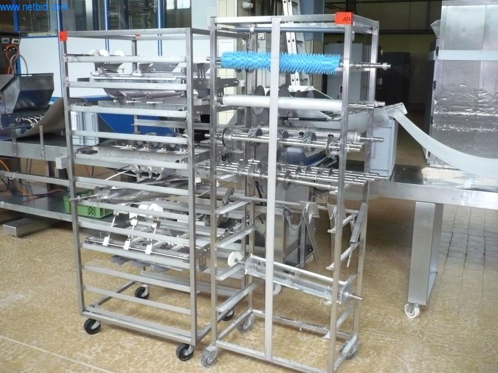 Pekařské stroje ve velké pekárně-3