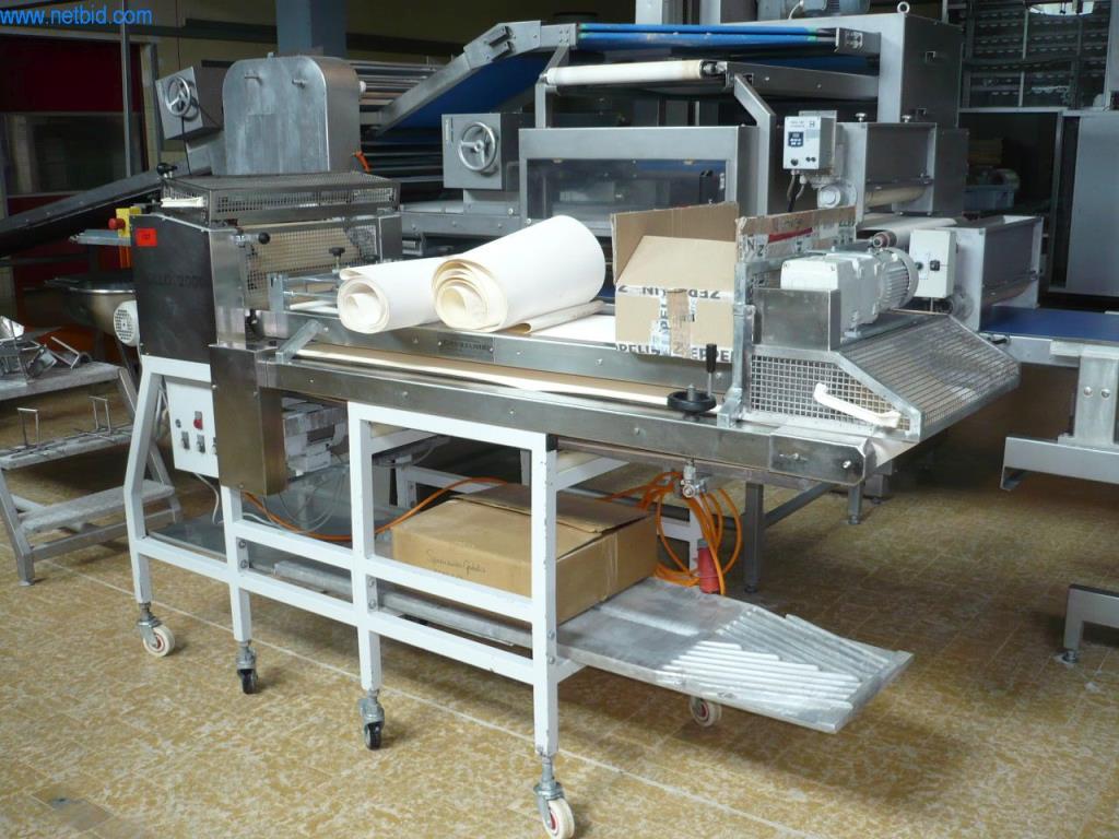 Pekařské stroje ve velké pekárně-2