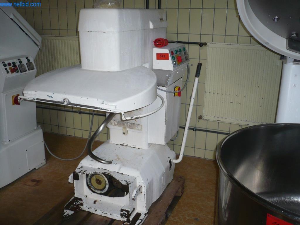 Máquinas de panadería en una gran panadería-1