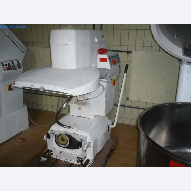 Máquinas de panadería en una gran panadería-1