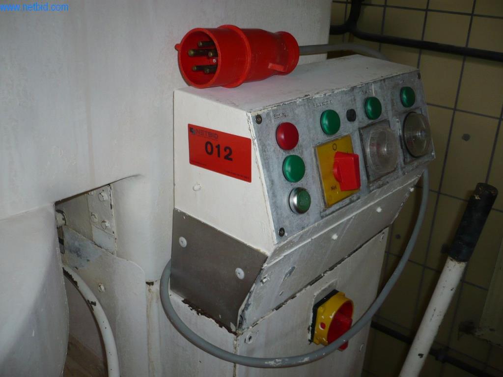 Máquinas de panadería en una gran panadería-3