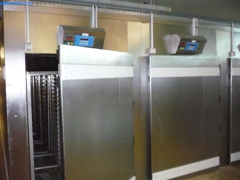 Pekařské stroje ve velké pekárně-1