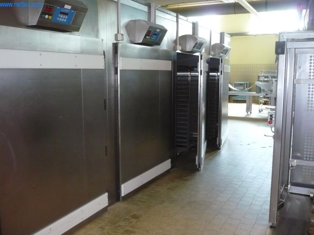 Pekařské stroje ve velké pekárně-2