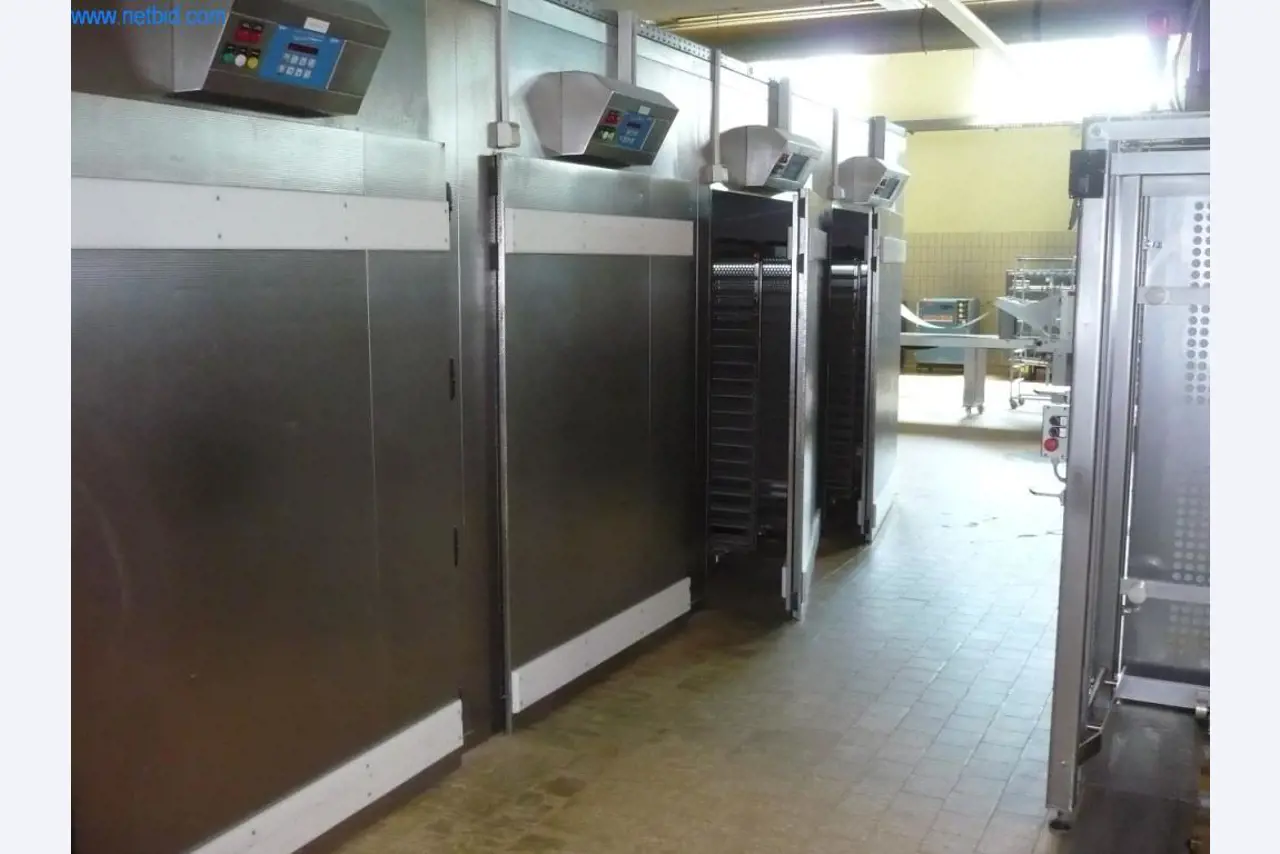 Máquinas de padaria numa grande padaria-2