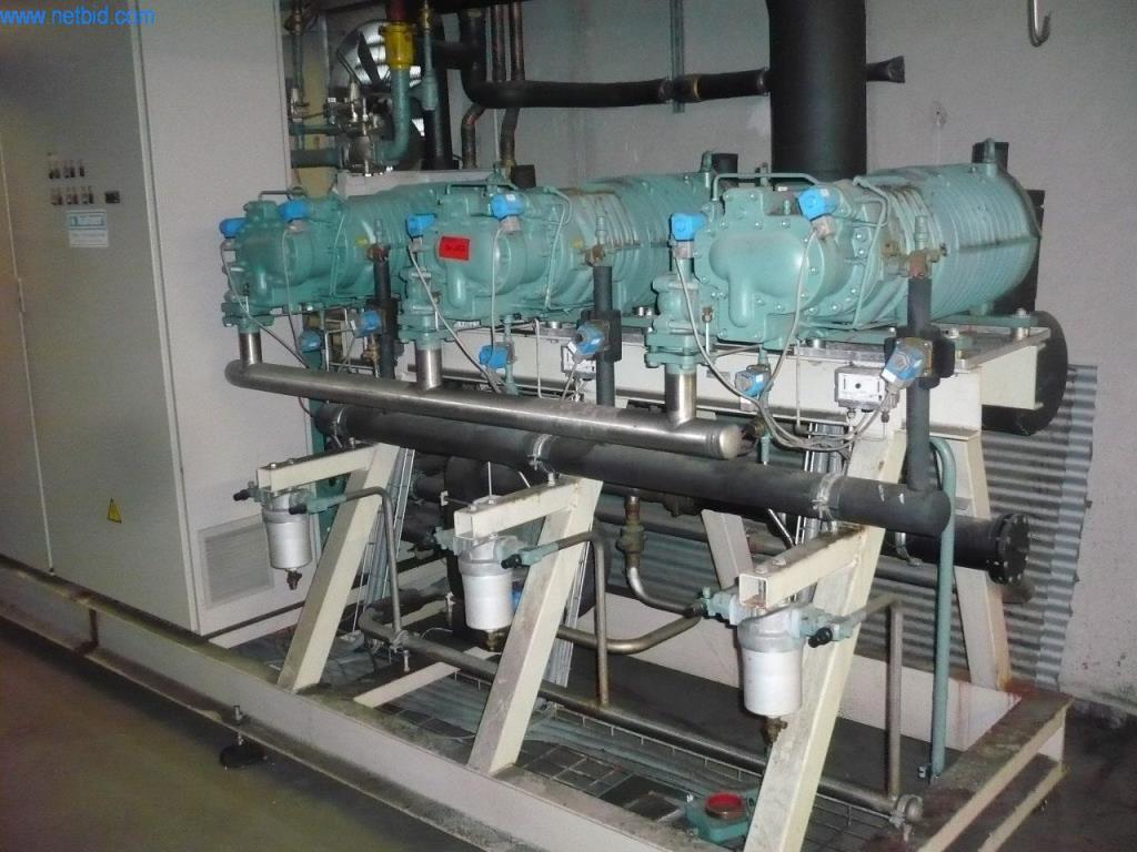 Pekařské stroje ve velké pekárně-3