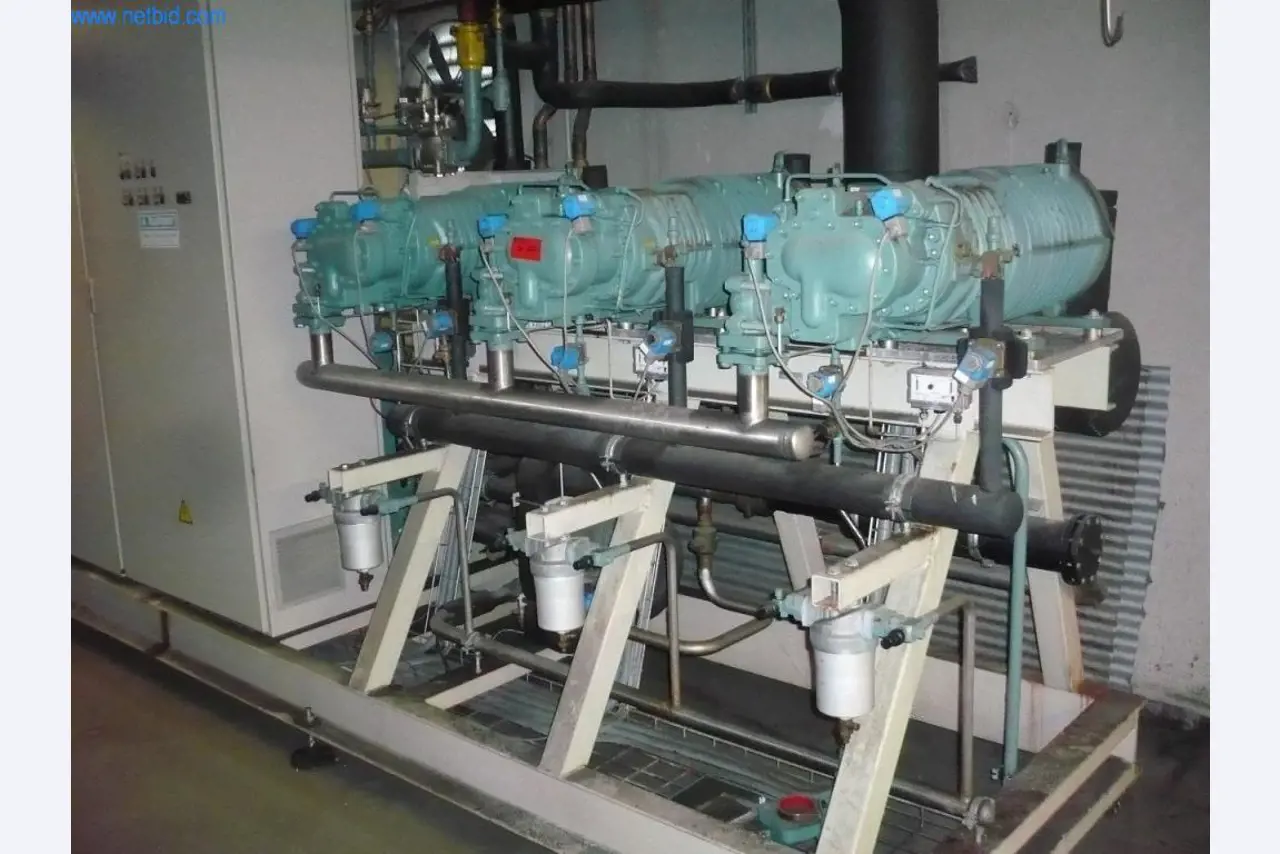 Máquinas de padaria numa grande padaria-3