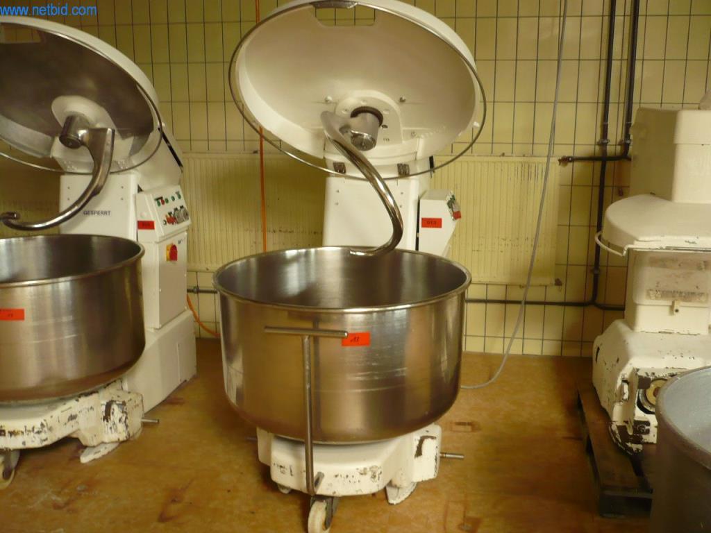 Pekařské stroje ve velké pekárně-1