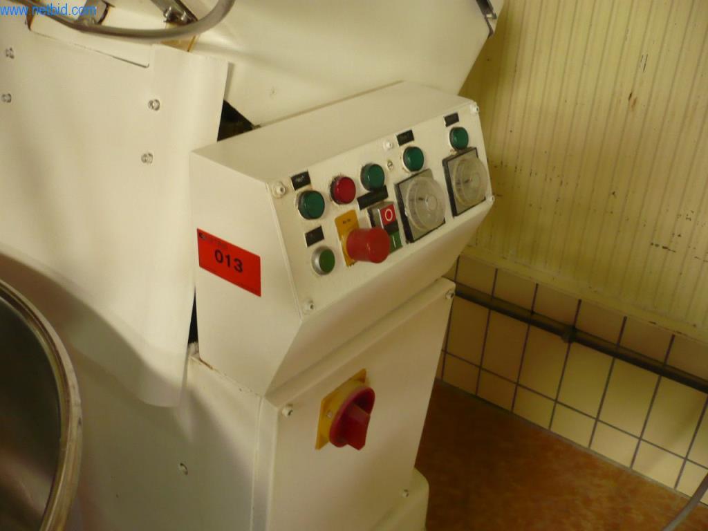 Pekařské stroje ve velké pekárně-2