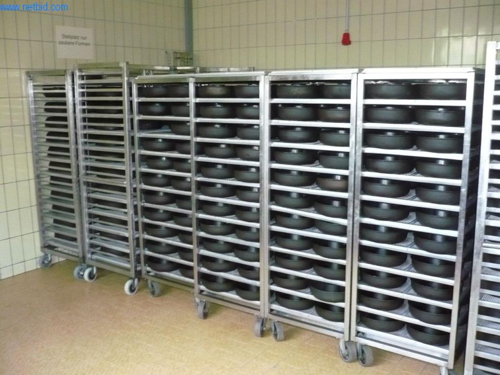 Pekařské stroje ve velké pekárně-1