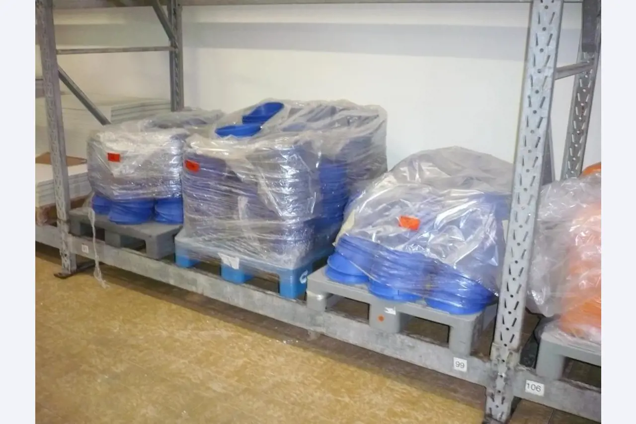 Maszyny piekarnicze w dużej piekarni-1