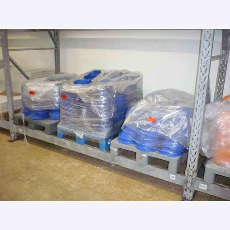 Maszyny piekarnicze w dużej piekarni-1