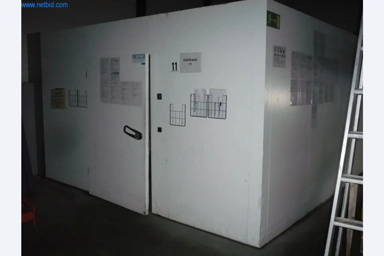 Máquinas de padaria numa grande padaria-1