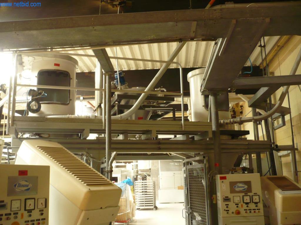 Pekařské stroje ve velké pekárně-3