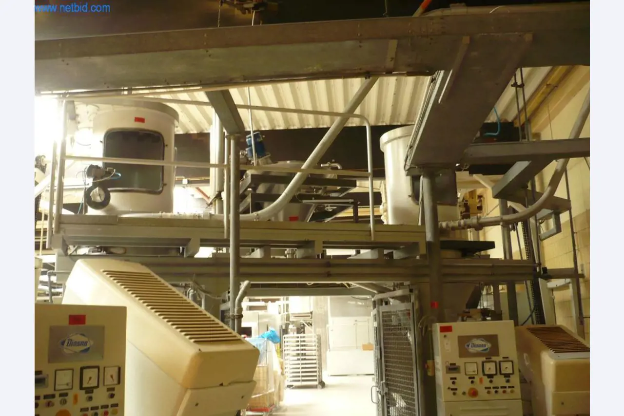 Pekarski stroji v veliki pekarni-3