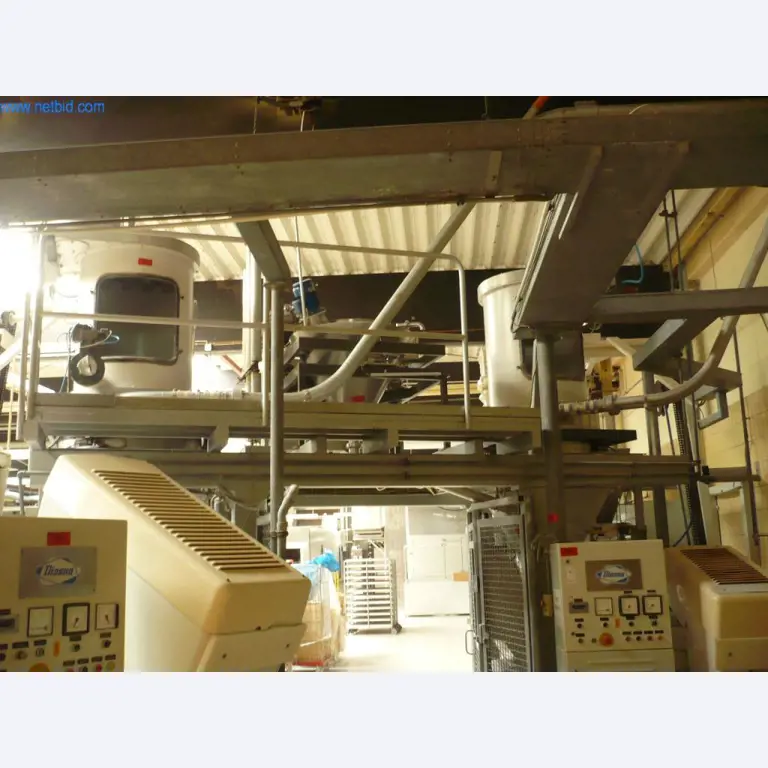 Pekarski stroji v veliki pekarni-3