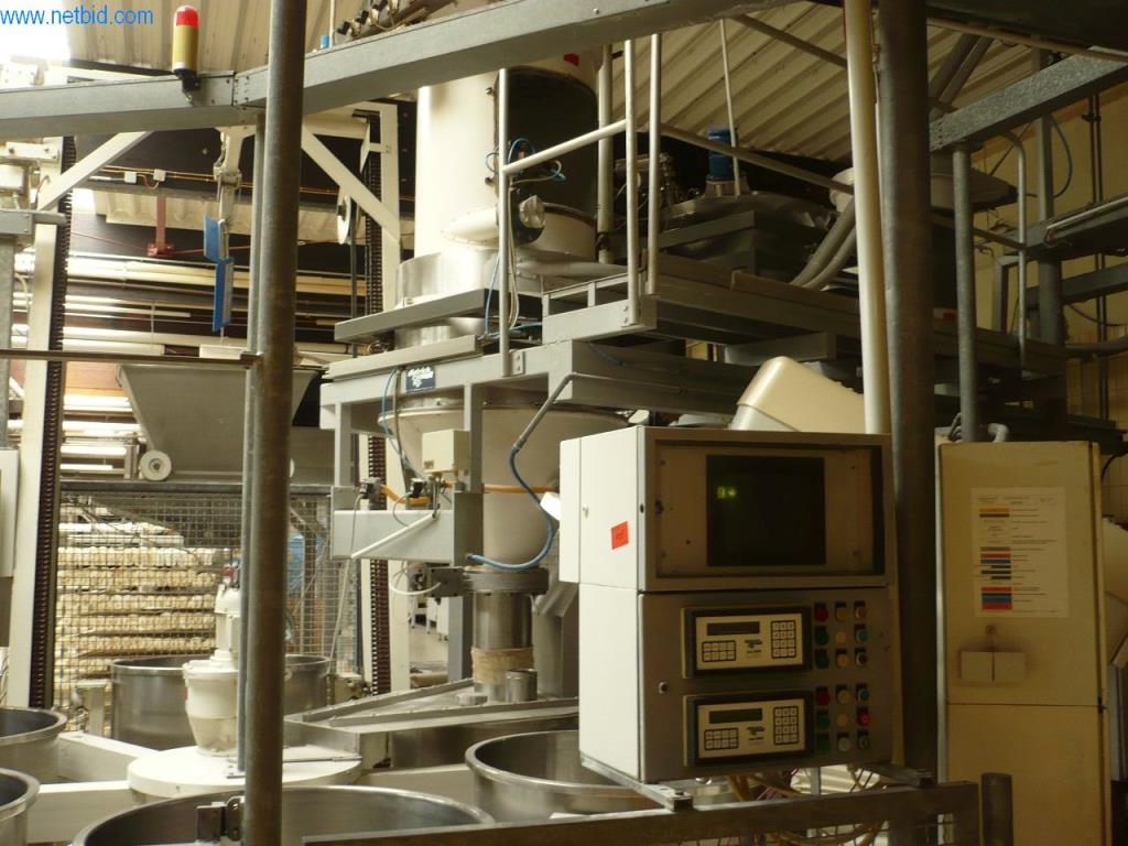 Pekařské stroje ve velké pekárně-5