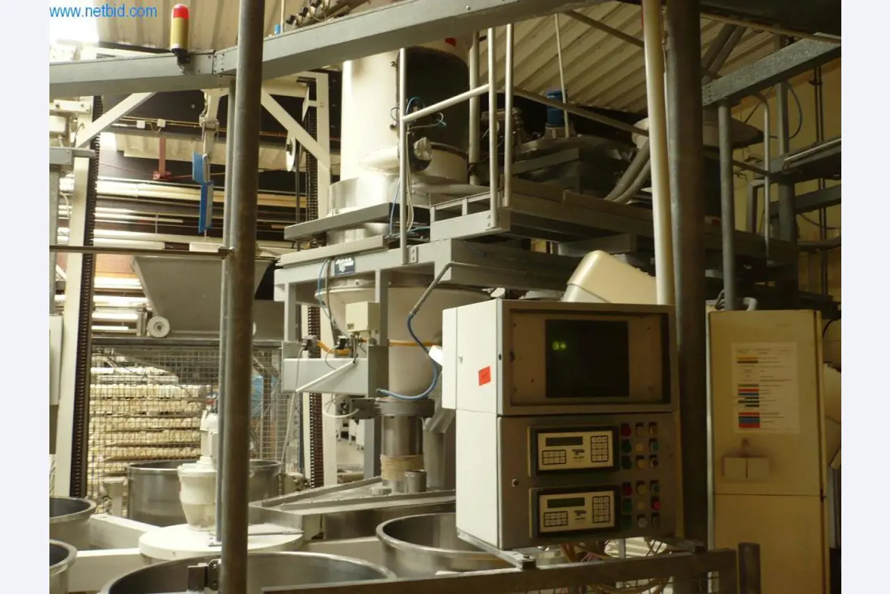 Pekarski stroji v veliki pekarni-5