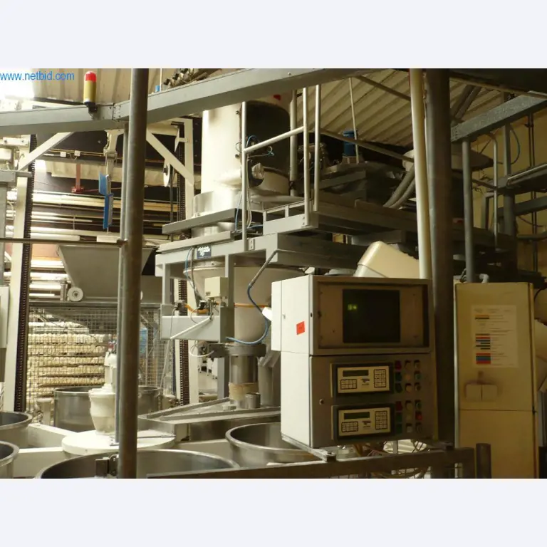 Pekarski stroji v veliki pekarni-5