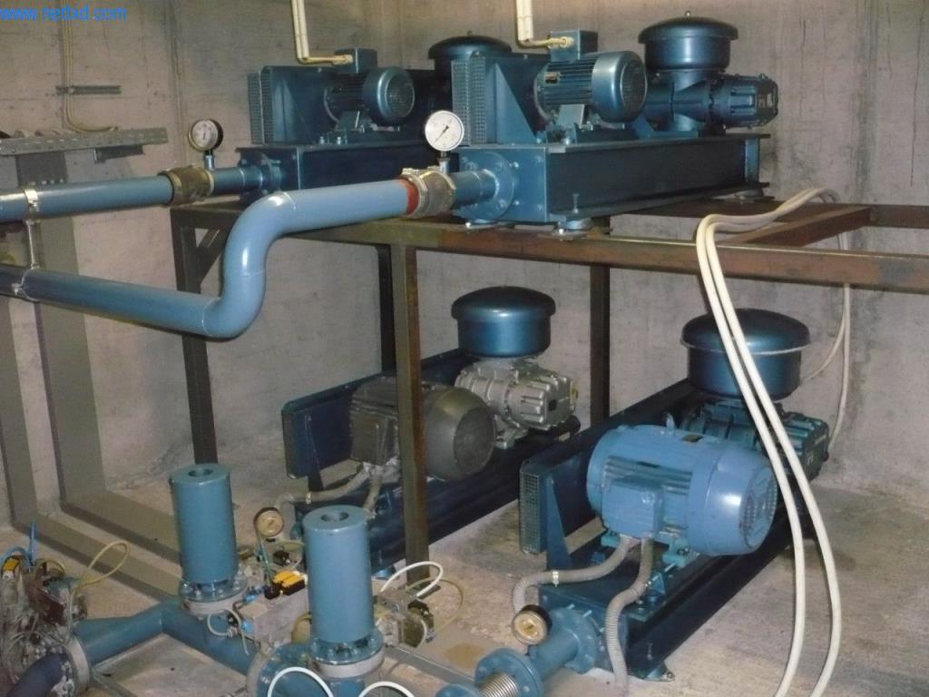 Pekařské stroje ve velké pekárně-6