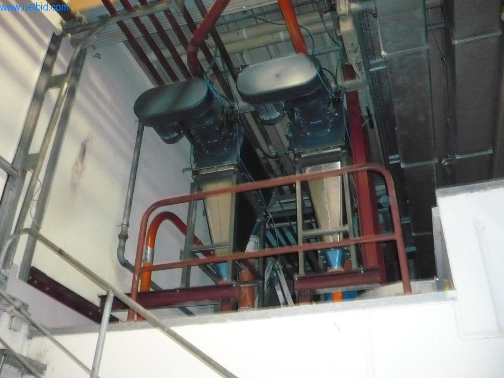 Pekařské stroje ve velké pekárně-7