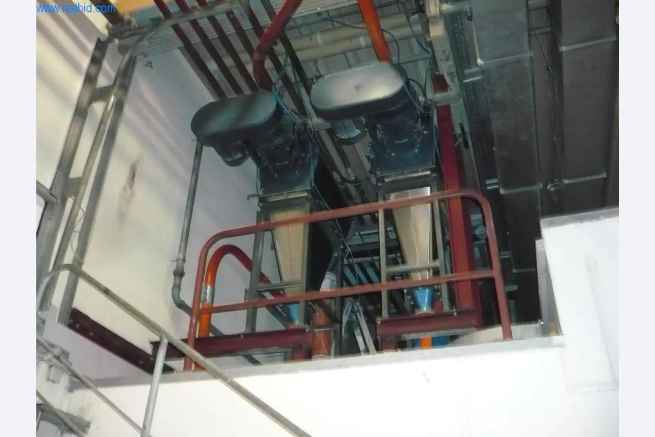 Pekarski stroji v veliki pekarni-7