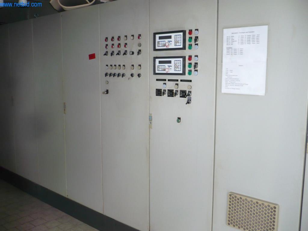 Pekařské stroje ve velké pekárně-9