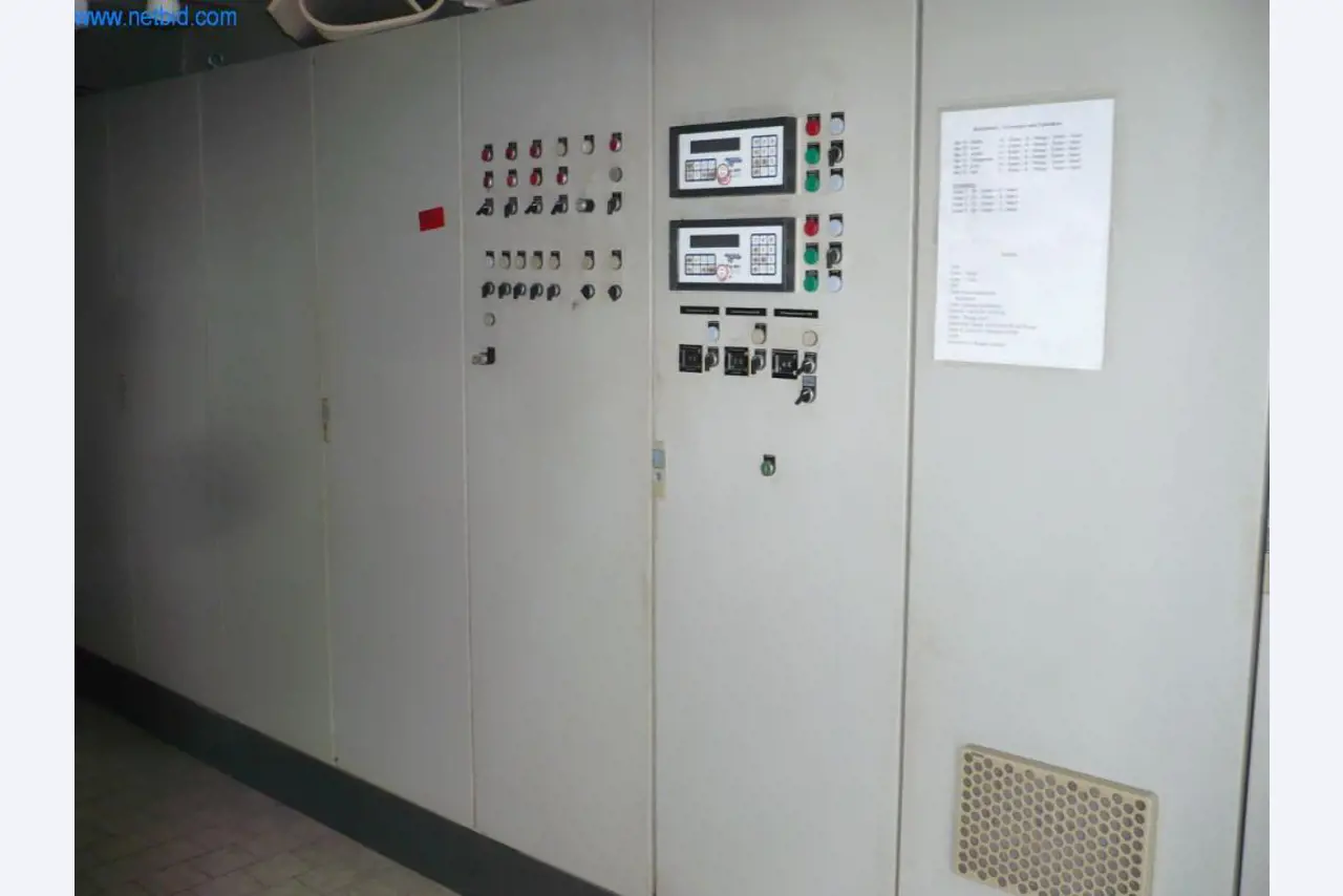 Pekarski stroji v veliki pekarni-9