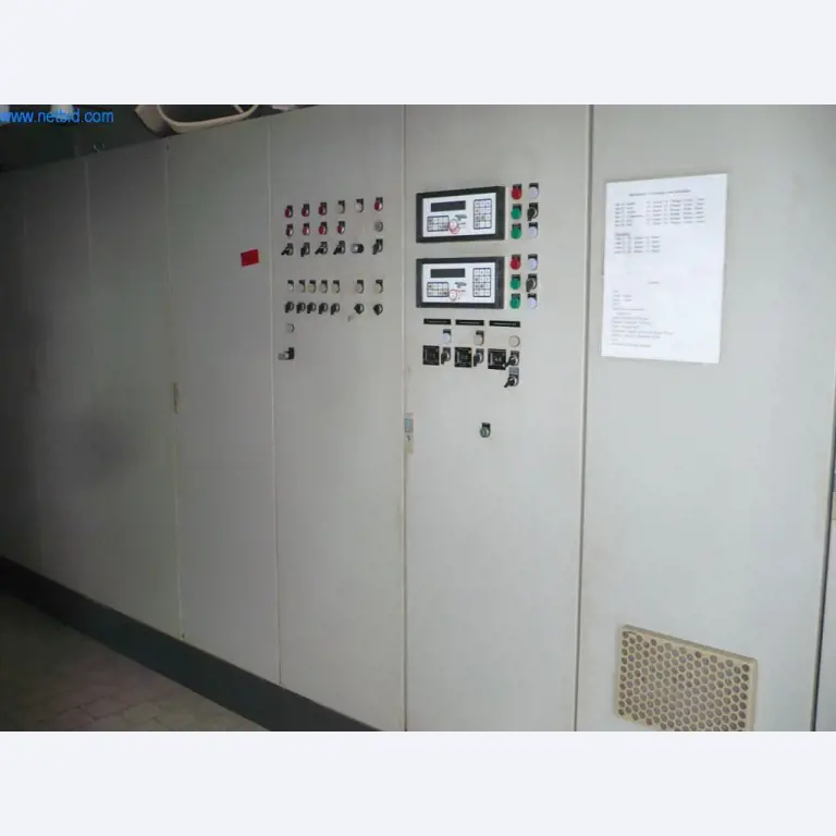 Pekarski stroji v veliki pekarni-9