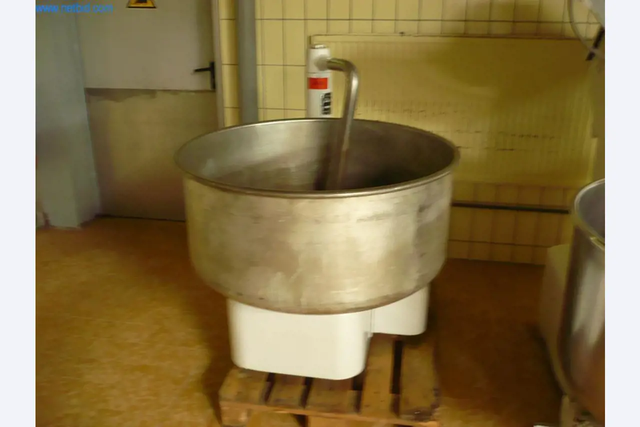 Maszyny piekarnicze w dużej piekarni-1