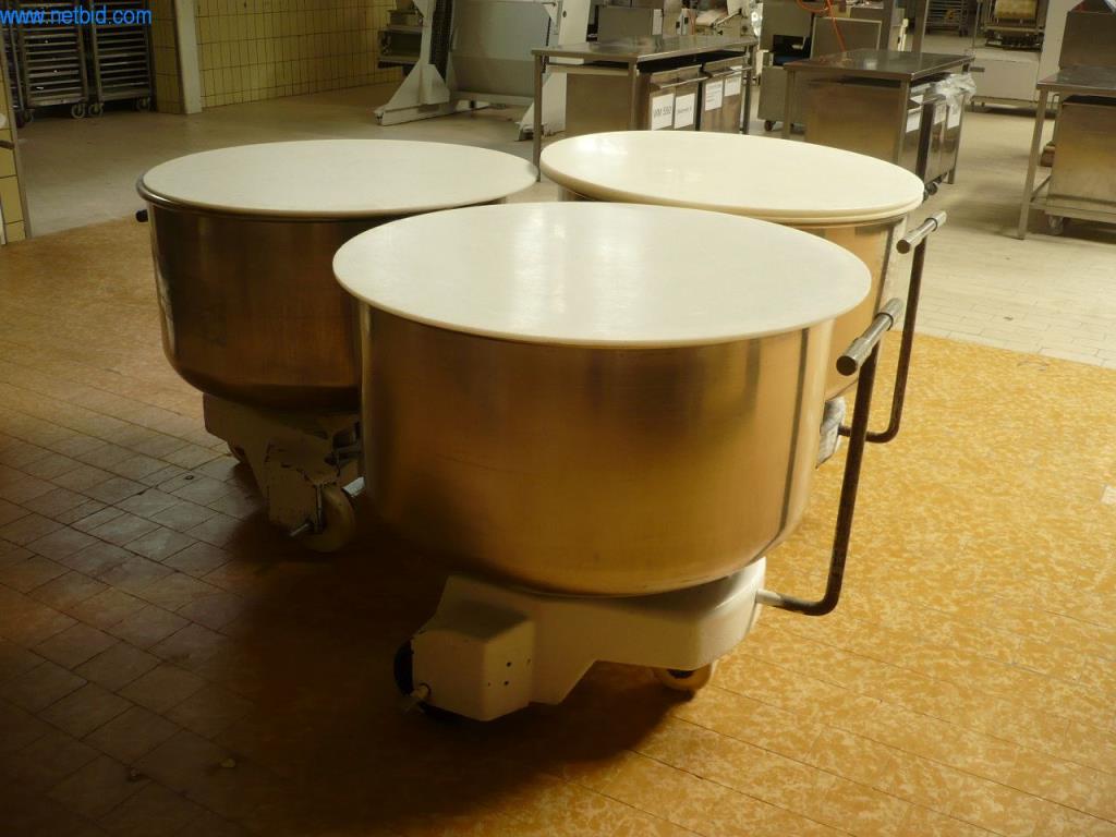 Pekařské stroje ve velké pekárně-1