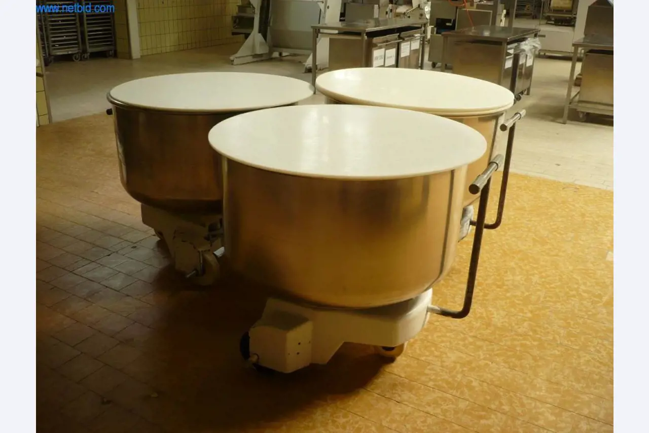 Maszyny piekarnicze w dużej piekarni-1