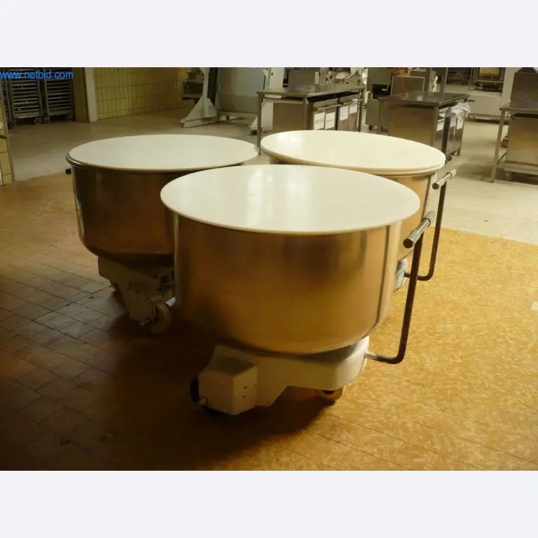 Maszyny piekarnicze w dużej piekarni-1