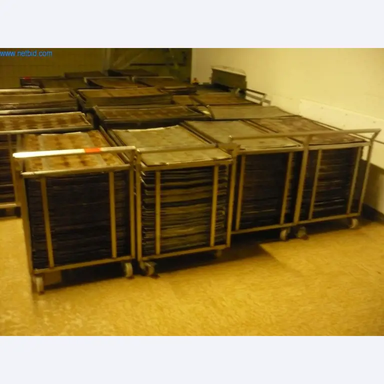 Maszyny piekarnicze w dużej piekarni-1