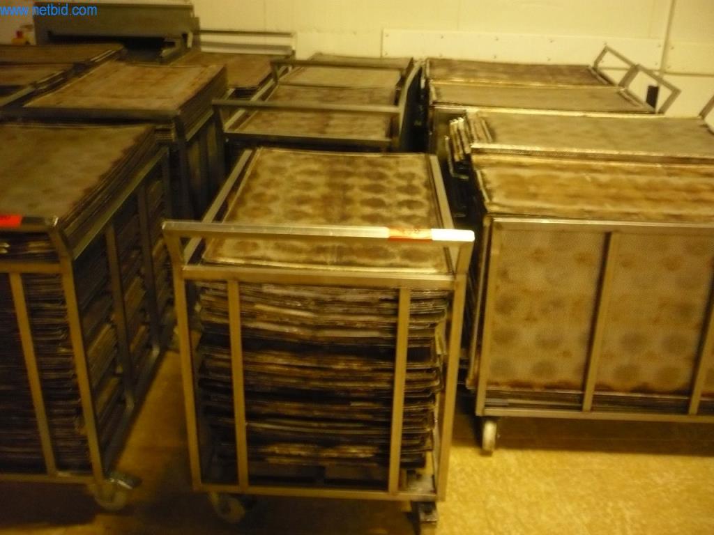 Pekařské stroje ve velké pekárně-1